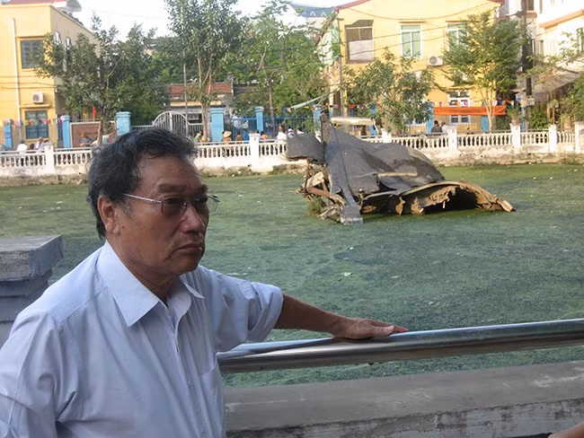 Đạo diễn Phạm Việt Tùng và xác chiếc máy bay B52 rơi ở Ngọc Hà được ông ghi lại vào năm 1972. Ảnh: TRẦN ĐĂNG