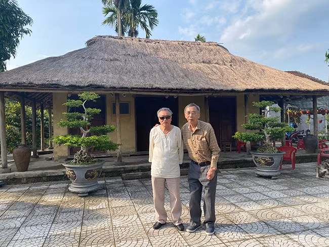 Nhà thơ Thanh Thảo và đạo diễn Phạm Việt Tùng trước ngôi nhà lưu niệm của Cụ Huỳnh tại Nghĩa Hành. Ảnh: TRẦN ĐĂNG