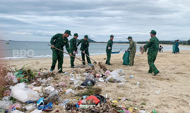 ĐVTN xã Mỹ An và chiến sĩ Đồn Biên phòng Mỹ An thu gom rác trên bãi biển địa phương. Ảnh: Đoàn TN Mỹ An ĐVTN xã Mỹ An và chiến sĩ Đồn Biên phòng Mỹ An thu gom rác trên bãi biển địa phương. Ảnh: Đoàn TN Mỹ An