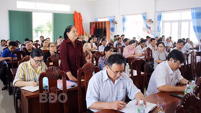 Cử tri xã Vĩnh Thịnh phát biểu ý kiến tại buổi tiếp xúc. Ảnh: N.HÂN