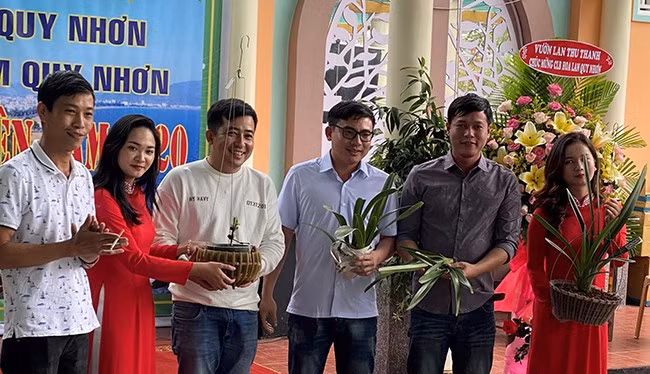 Thành viên CLB hoa phong lan Quy Nhơn giao lưu, trao đổi kinh nghiệm trồng, chăm sóc hoa. Ảnh: L.C.H