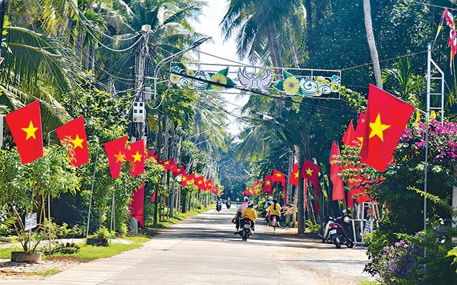 Trên địa bàn TX Hoài Nhơn có nhiều tuyến đường sáng, xanh, sạch, đẹp, treo cờ Tổ quốc vào dịp lễ, Tết, sự kiện ở địa phương. - Trong ảnh: Một tuyến đường ở phường Tam Quan. Ảnh: H.THU