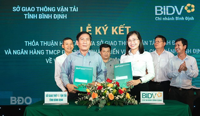 BIDV Bình Định và Sở GTVT ký kết hợp tác thu phí, lệ phí không dùng tiền mặt trong lĩnh vực GTVT. Ảnh: T.SỸ BIDV Bình Định và Sở GTVT ký kết hợp tác thu phí, lệ phí không dùng tiền mặt trong lĩnh vực GTVT. Ảnh: T.SỸ