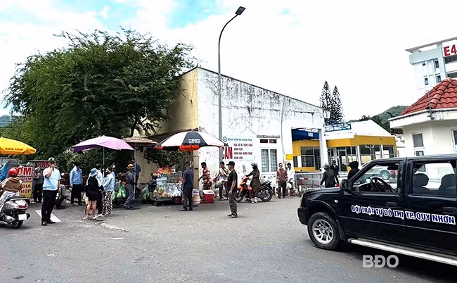 Lực lượng chức năng TP Quy Nhơn và phường Trần Phú xử lý vi phạm vỉa hè, lòng đường tuyến đường Nguyễn Huệ đoạn trước BVĐK tỉnh ngày 20.9. Ảnh: M.H
