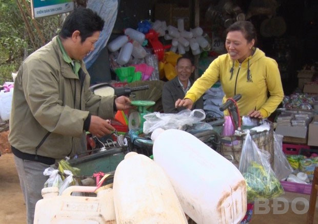 Anh Nguyễn Tuyến Nên, ở thị trấn Vĩnh Thạnh - người buôn bán nhỏ, vui mừng khi đường ĐT 637 đi Vĩnh Sơn được đầu tư mở rộng.