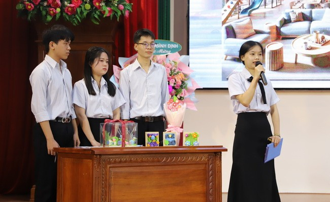 Nhóm sinh viên thuyết minh ý tưởng/dự án “Forkid Team - Khu vui chơi trẻ em sáng tạo sản phẩm từ đất sét khô kết hợp mô hình STEM”. Ảnh: BẢO THUẬN