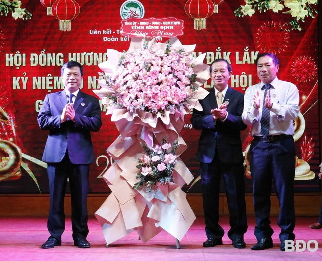 Phó Chủ tịch Thường trực UBND tỉnh Nguyễn Tuấn Thanh tặng hoa Hội đồng hương Bình Định tại Đắk Lắk. Phó Chủ tịch Thường trực UBND tỉnh Nguyễn Tuấn Thanh tặng hoa Hội đồng hương Bình Định tại Đắk Lắk.