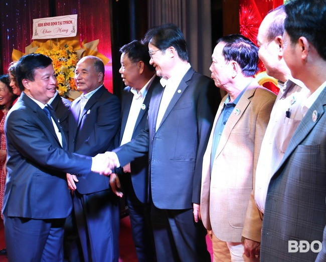 Phó Chủ tịch Thường trực UBND tỉnh Nguyễn Tuấn Thanh chúc mừng các cá nhân được trao tặng Bằng khen của Chủ tịch UBND tỉnh Bình Định cho các tập thể đã có nhiều đóng góp tích cực trong hoạt động Hội đồng hương Bình Định tại Đắk Lắk. Phó Chủ tịch Thường trực UBND tỉnh Nguyễn Tuấn Thanh chúc mừng các cá nhân được trao tặng Bằng khen của Chủ tịch UBND tỉnh Bình Định cho các tập thể đã có nhiều đóng góp tích cực trong hoạt động Hội đồng hương Bình Định tại Đắk Lắk.