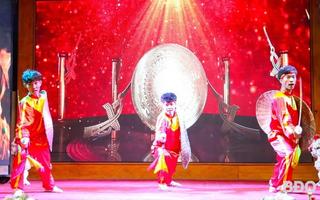 Biểu diễn võ cổ truyền Bình Định. Biểu diễn võ cổ truyền Bình Định.