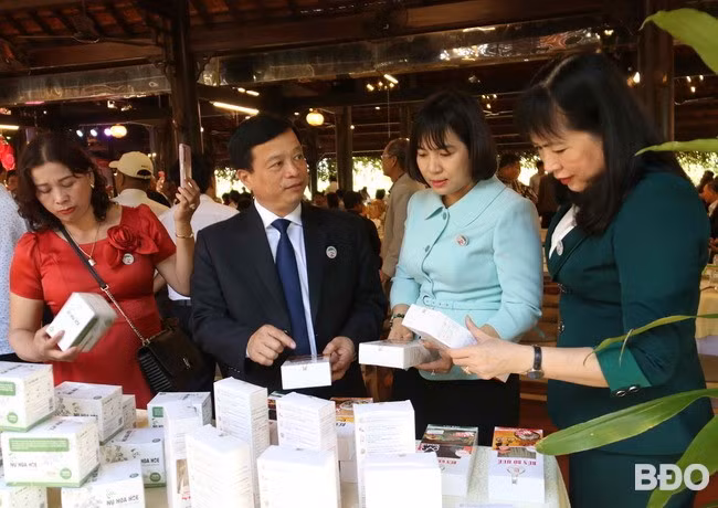 Phó Chủ tịch Thường trực UBND tỉnh Nguyễn Tuấn Thanh tham quan các gian hàng trưng bày sản phẩm OCOP Bình Định.