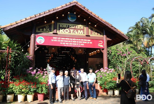 Bà con đồng hương Bình Định chụp ảnh lưu niệm tại địa điểm tổ chức gặp mặt. Bà con đồng hương Bình Định chụp ảnh lưu niệm tại địa điểm tổ chức gặp mặt.