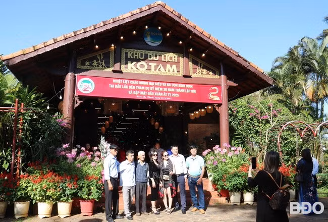 Bà con đồng hương Bình Định chụp ảnh lưu niệm tại địa điểm tổ chức gặp mặt.