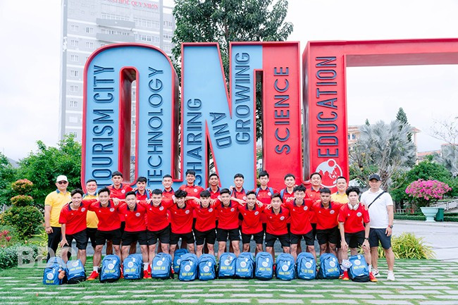 Đội bóng Trường ĐH Quy Nhơn tham dự vòng chung kết Giải bóng đá Thanh niên sinh viên lần III - 2025 cúp THACO. Ảnh: Trường ĐH Quy Nhơn. Đội bóng Trường ĐH Quy Nhơn tham dự vòng chung kết Giải bóng đá Thanh niên sinh viên lần III - 2025 cúp THACO. Ảnh: Trường ĐH Quy Nhơn.