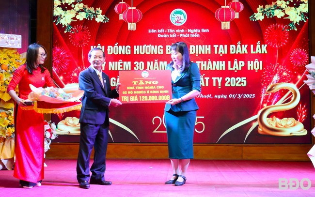 Ban liên lạc Hội đồng hương Bình Định tại Đắk Lắk trao tượng trưng tiền để Ủy ban MTTQ Việt Nam tỉnh Bình Định xây dựng nhà tình nghĩa cho hộ nghèo. Ban liên lạc Hội đồng hương Bình Định tại Đắk Lắk trao tượng trưng tiền để Ủy ban MTTQ Việt Nam tỉnh Bình Định xây dựng nhà tình nghĩa cho hộ nghèo.