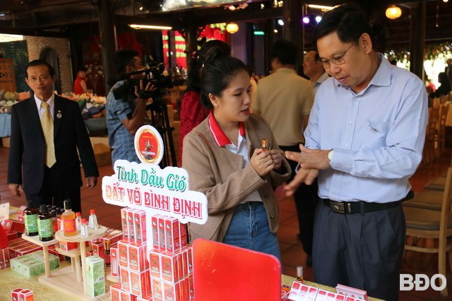 Giới thiệu sản phẩm tinh dầu của HTX dịch vụ nông ngư nghiệp xã Mỹ An, huyện Phù Mỹ. Giới thiệu sản phẩm tinh dầu của HTX dịch vụ nông ngư nghiệp xã Mỹ An, huyện Phù Mỹ.