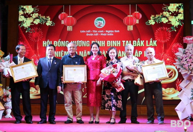 Phó Chủ tịch Thường trực UBND tỉnh Nguyễn Tuấn Thanh và Phó Chủ tịch HĐND tỉnh Huỳnh Thúy Vân (thứ 2 và thứ 4 từ trái qua) trao tặng Bằng khen của Chủ tịch UBND tỉnh Bình Định cho các tập thể đã có nhiều đóng góp tích cực trong hoạt động Hội đồng hương Bình Định tại Đắk Lắk. Phó Chủ tịch Thường trực UBND tỉnh Nguyễn Tuấn Thanh và Phó Chủ tịch HĐND tỉnh Huỳnh Thúy Vân (thứ 2 và thứ 4 từ trái qua) trao tặng Bằng khen của Chủ tịch UBND tỉnh Bình Định cho các tập thể đã có nhiều đóng góp tích cực trong hoạt động Hội đồng hương Bình Định tại Đắk Lắk.