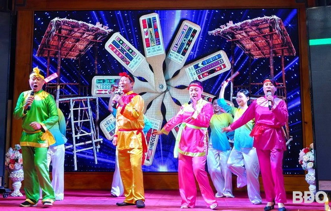 Biểu diễn bài chòi Bình Định. Biểu diễn bài chòi Bình Định.