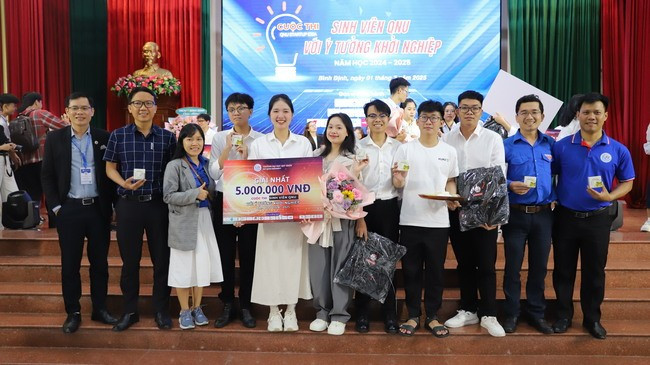 Ban Tổ chức trao giải cho nhóm sinh viên đạt giải nhất. Ảnh: BẢO THUẬN