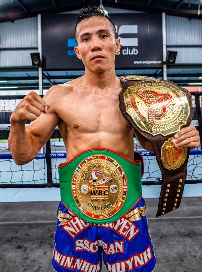 Với chiếc đai vô địch WBC giành được năm 2018, Nguyễn Kế Nhơn hiện là võ sĩ Việt Nam duy nhất sở hữu danh hiệu này. Ảnh: NVCC