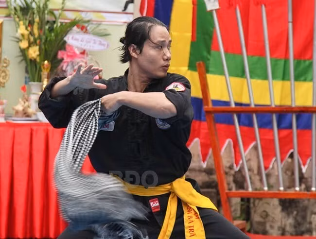 Khăn rằn - một vũ khí của môn Võ Lâm Tân Khánh Bà Trà (Takhado).