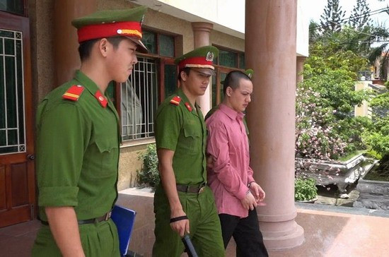 Bị cáo Phan Tấn Đăng được lực lượng cảnh sát bổ trợ tư pháp dẫn giải ra xe sau khi nhận bản án 12 năm tù giam về tội giết người. Bị cáo Phan Tấn Đăng được lực lượng cảnh sát bổ trợ tư pháp dẫn giải ra xe sau khi nhận bản án 12 năm tù giam về tội giết người.