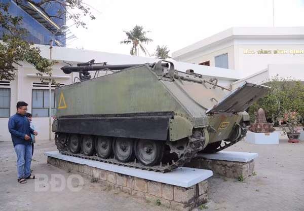 Chiếc xe bọc thép này (đang được trưng bày tại Bảo tàng Tổng hợp tỉnh) chính là 1 trong 2 chiếc xe mà Sư đoàn 22 ngụy bị Tiểu đoàn 51 bắt sống vào chiều 1.4.1975 tại Phú Hòa (Quy Nhơn), sau đó được sử dụng để truy kích tàn quân Sư đoàn 22 ngụy trên đường tháo chạy ra biển. Ảnh: VĂN LƯU