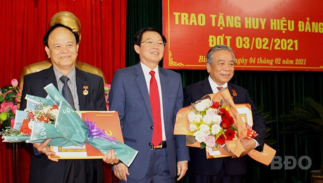 Đồng chí Hồ Quốc Dũng - Ủy viên Trung ương Đảng, Bí thư Tỉnh ủy, Chủ tịch HĐND tỉnh trao Huy hiệu Đảng cho đồng chí Nguyễn Tấn Hiểu và đồng chí Nguyễn Văn Thiện. Đồng chí Hồ Quốc Dũng - Ủy viên Trung ương Đảng, Bí thư Tỉnh ủy, Chủ tịch HĐND tỉnh trao Huy hiệu Đảng cho đồng chí Nguyễn Tấn Hiểu và đồng chí Nguyễn Văn Thiện.