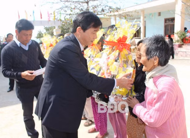Tặng quà cho nhân dân xã đảo Nhơn Châu Tặng quà cho nhân dân xã đảo Nhơn Châu