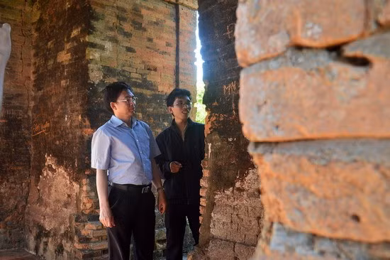 Chủ tịch UBND tỉnh Hồ Quốc Dũng khảo sát tháp Bánh Ít. Ảnh: Hoàng Tuấn