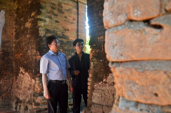 Chủ tịch UBND tỉnh Hồ Quốc Dũng khảo sát tháp Bánh Ít. Ảnh: Hoàng Tuấn Chủ tịch UBND tỉnh Hồ Quốc Dũng khảo sát tháp Bánh Ít. Ảnh: Hoàng Tuấn