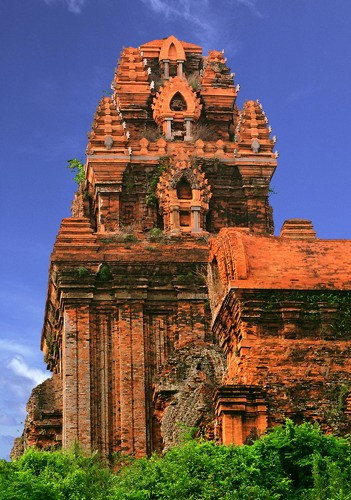 Tháp Bánh Ít - viên ngọc quý của kiến trúc Chăm. Ảnh: Đào Tiến Đạt Tháp Bánh Ít - viên ngọc quý của kiến trúc Chăm. Ảnh: Đào Tiến Đạt