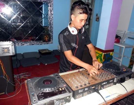 Anh Lê Hoàng Nam đang điều chỉnh thiết bị chơi nhạc DJ. Anh Lê Hoàng Nam đang điều chỉnh thiết bị chơi nhạc DJ.