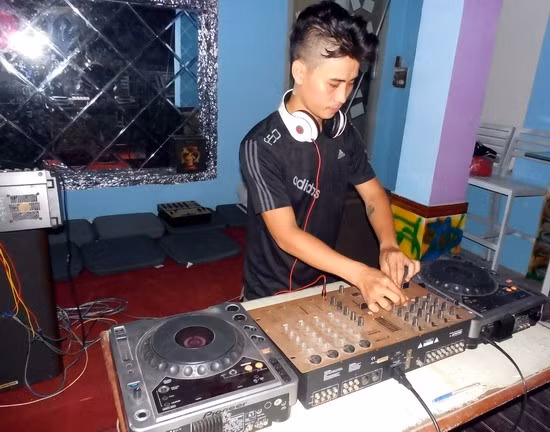 Anh Lê Hoàng Nam đang điều chỉnh thiết bị chơi nhạc DJ.