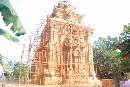 Tháp Bình Lâm đang được trùng tu
