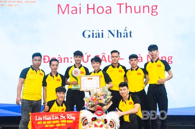 Đội lân, sư, rồng Tứ Câu (TP Đà Nẵng) giành giải nhất nội dung mai hoa thung. Ảnh: TRỌNG LỢI