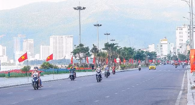 Treo cờ Tổ quốc trong những dịp lễ lớn của dân tộc là một nét đẹp văn hóa, đặc biệt trong dịp Quốc khánh 2.9, đây là niềm tự hào của mỗi người dân Việt Nam. - Trong ảnh: “Đường cờ Tổ quốc” trên tuyến đường ven biển Xuân Diệu (TP Quy Nhơn). Ảnh: TRỌNG LỢI