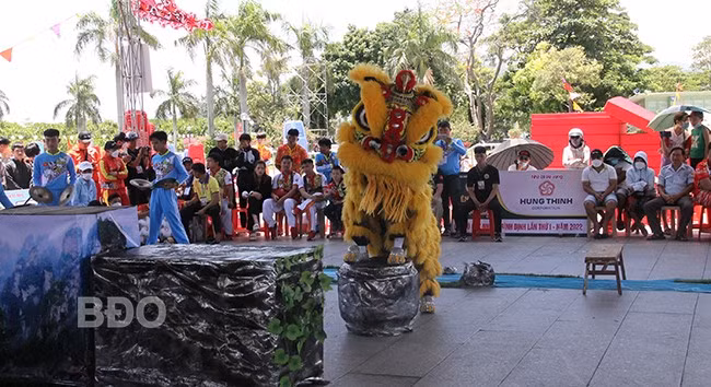 Đội lân, sư, rồng Nam Sơn Đường (tỉnh Khánh Hòa) tham gia dự thi nội dung lân địa bửu. Ảnh: TRỌNG LỢI
