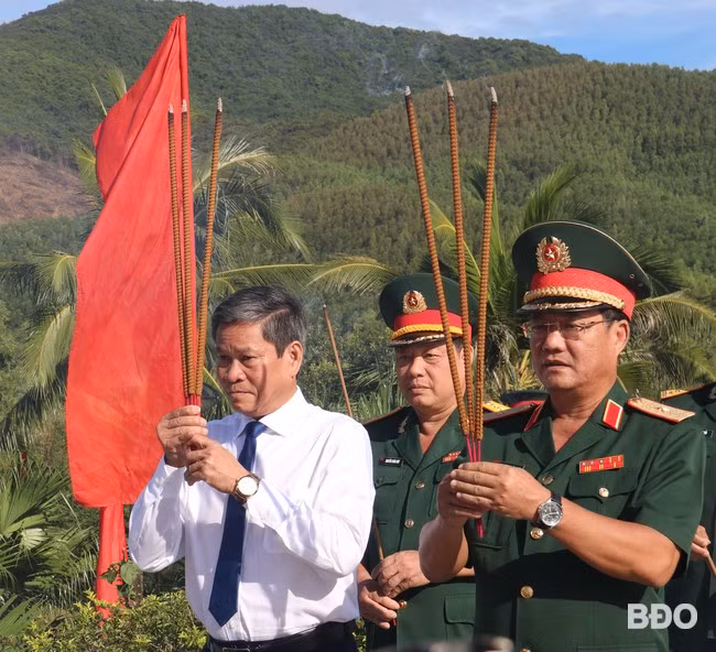 Đồng chí Huỳnh Thanh Xuân - Phó Chủ tịch Tổng LĐLĐ Việt Nam, dâng hương, dâng hoa tại di tích. Ảnh: H.THU