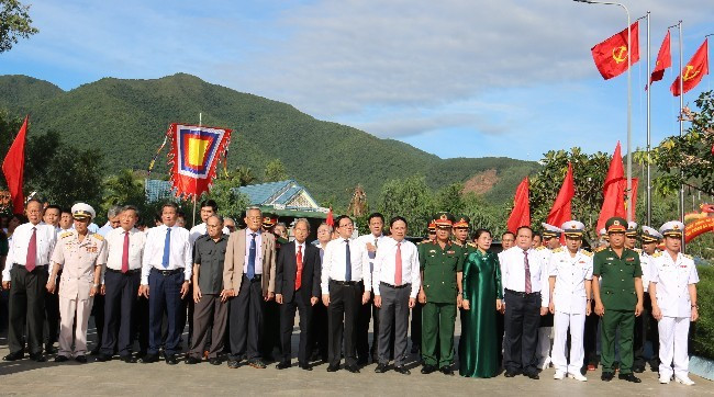 Các đại biểu dự lễ dâng hương, dâng hoa tại di tích lịch sử bãi biển Lộ Diêu - Nơi cập bến tàu không số chi viện vũ khí vào khu 5. Ảnh: H.THU Các đại biểu dự lễ dâng hương, dâng hoa tại di tích lịch sử bãi biển Lộ Diêu - Nơi cập bến tàu không số chi viện vũ khí vào khu 5. Ảnh: H.THU
