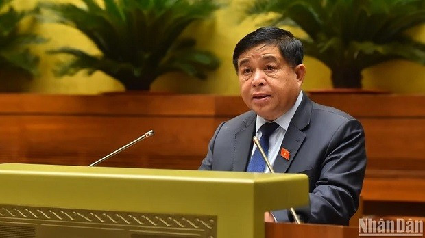 Bộ trưởng Kế hoạch và Đầu tư Nguyễn Chí Dũng trình bày Tờ trình tóm tắt dự án Luật. (Ảnh: THỦY NGUYÊN)