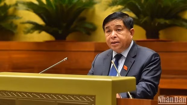 Bộ trưởng Kế hoạch và Đầu tư Nguyễn Chí Dũng trình bày Tờ trình tóm tắt dự án Luật. (Ảnh: THỦY NGUYÊN)