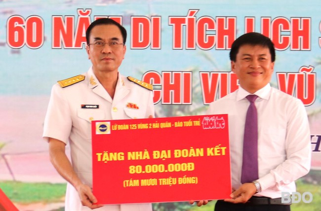 Đại tá Phạm Minh Chiến - Chính ủy Lữ đoàn 125 trao tặng hỗ trợ xây nhà đại đoàn kết tại Hoài Nhơn lãnh đạo Ủy ban MTTQ Việt Nam thị xã. Ảnh: H.THU Đại tá Phạm Minh Chiến - Chính ủy Lữ đoàn 125 trao tặng hỗ trợ xây nhà đại đoàn kết tại Hoài Nhơn lãnh đạo Ủy ban MTTQ Việt Nam thị xã. Ảnh: H.THU