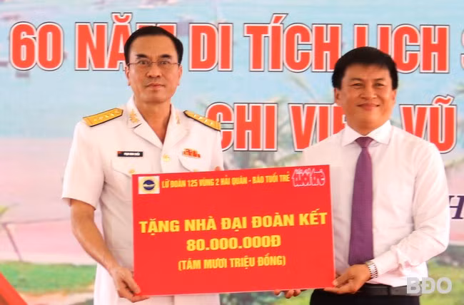 Đại tá Phạm Minh Chiến - Chính ủy Lữ đoàn 125 trao tặng hỗ trợ xây nhà đại đoàn kết tại Hoài Nhơn lãnh đạo Ủy ban MTTQ Việt Nam thị xã. Ảnh: H.THU