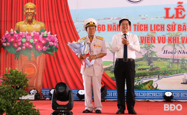 Bí thư Tỉnh ủy Hồ Quốc Dũng tặng quà nhân chứng sống là thuyền viên tàu không số Lê Văn Nốt. Ảnh: H.THU Bí thư Tỉnh ủy Hồ Quốc Dũng tặng quà nhân chứng sống là thuyền viên tàu không số Lê Văn Nốt. Ảnh: H.THU