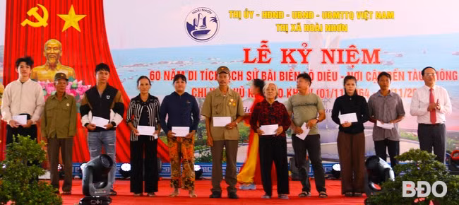 Phó Bí thư Tỉnh ủy, Chủ tịch UBND tỉnh Phạm Anh Tuấn (ngoài cùng bên phải) tặng quà cho các hộ dân khó khăn thôn Lộ Diêu. Ảnh: H.THU