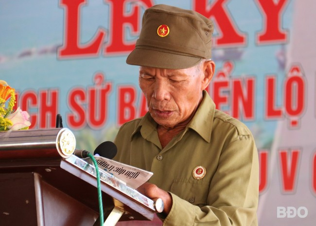 Ông Trần Văn Đích, nhân chứng, kể lại sự kiện tàu không số cập bến bãi biển Lộ Diêu. Ảnh: H.THU Ông Trần Văn Đích, nhân chứng, kể lại sự kiện tàu không số cập bến bãi biển Lộ Diêu. Ảnh: H.THU
