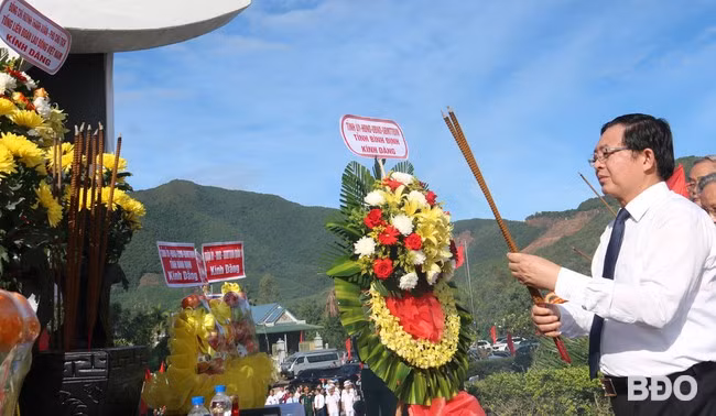 Bí thư Tỉnh ủy Hồ Quốc Dũng dâng hoa, dâng hương tại di tích. Ảnh: H.THU