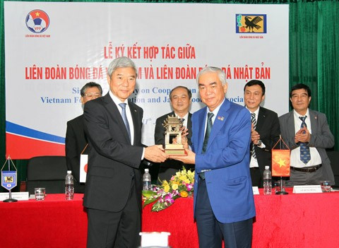 Chủ tịch VFF Lê Hùng Dũng tặng biểu tượng Khuê Văn Các cho ông Daini Kuniya