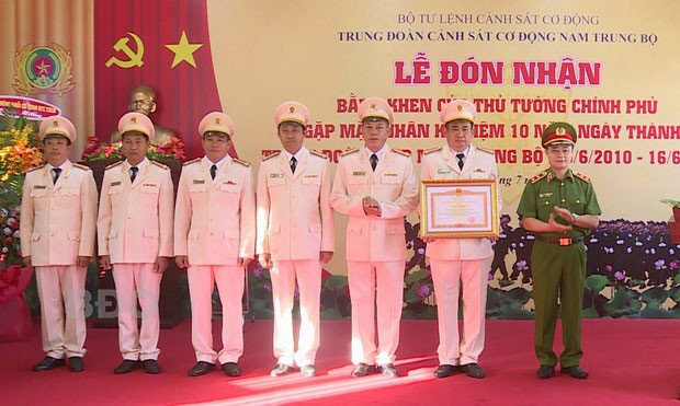 Trung tướng Phạm Quốc Cương, Tư lệnh Cảnh sát cơ động trao bằng khen của Thủ tướng Chính phủ cho tập thể Trung đoàn. Trung tướng Phạm Quốc Cương, Tư lệnh Cảnh sát cơ động trao bằng khen của Thủ tướng Chính phủ cho tập thể Trung đoàn.