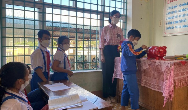 Học sinh Chi đội lớp 4A3 (Trường Tiểu học số 1 Cát Tân) “nuôi” heo đất. Ảnh: D.Đ Học sinh Chi đội lớp 4A3 (Trường Tiểu học số 1 Cát Tân) “nuôi” heo đất. Ảnh: D.Đ